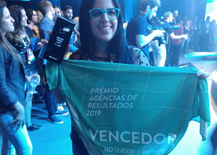 Letícia Frasão, analista de SEM da UP2Place Digital, recebe o prêmio no RD Summit 2019.